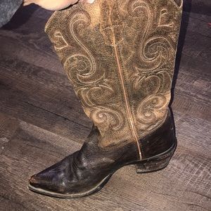 cowgirl pointed toe boots!